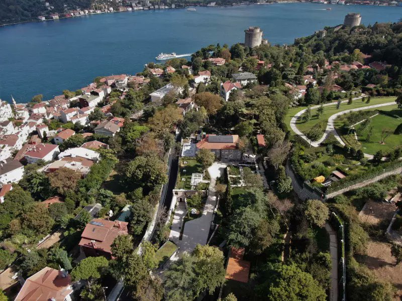 NekadarolduTR's tweet photo. Dilek İmamoğlu ve çocukları, 
Ekrem İmamoğlu döneminde başkanlık konutuna dönüştürülen 
Rumeli Hisarı’ndaki İBB köşkünü boşalttı.

(GDH) https://t.co/d7qfW4E9W3