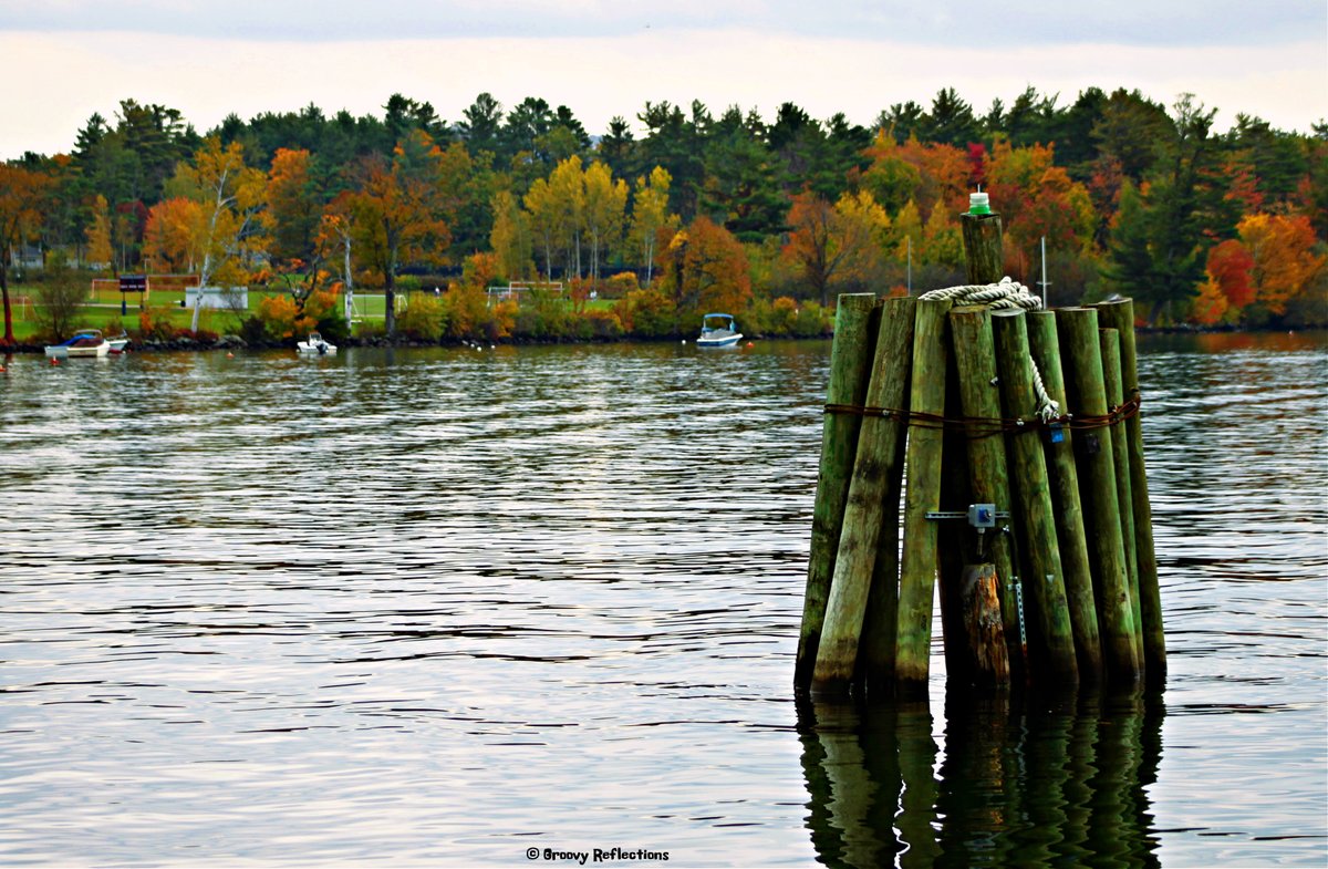 GroovyReflctns's tweet photo. Everybody feelin' #GRoovy today? A pic I took in Wolfboro NH some years back. Enjoy your Sunday! #GRoovySunday #SundayFun #Peace #Love #Music ❤️😃🪻🍁☮️🍂🎵 https://t.co/yHLf1eENIu