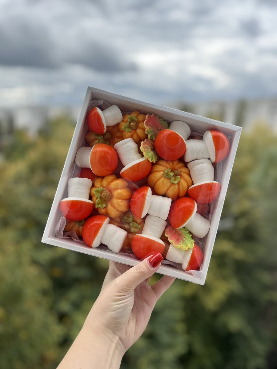 embracejuliaaa's tweet image. Як можна змінити коробочку з грибочками та гарбузками в мармеладній та шоколадній глазурі 🥰

🧡Стандартна коробочка
❤️Без коричневих грибів
🤎Без червоних грибів
❤️Додати їжака 
🧡Можна навіть без гарбузок 😅

Все за вашими побажаннями. Робимо такі коробочки до кінця листопада🍂