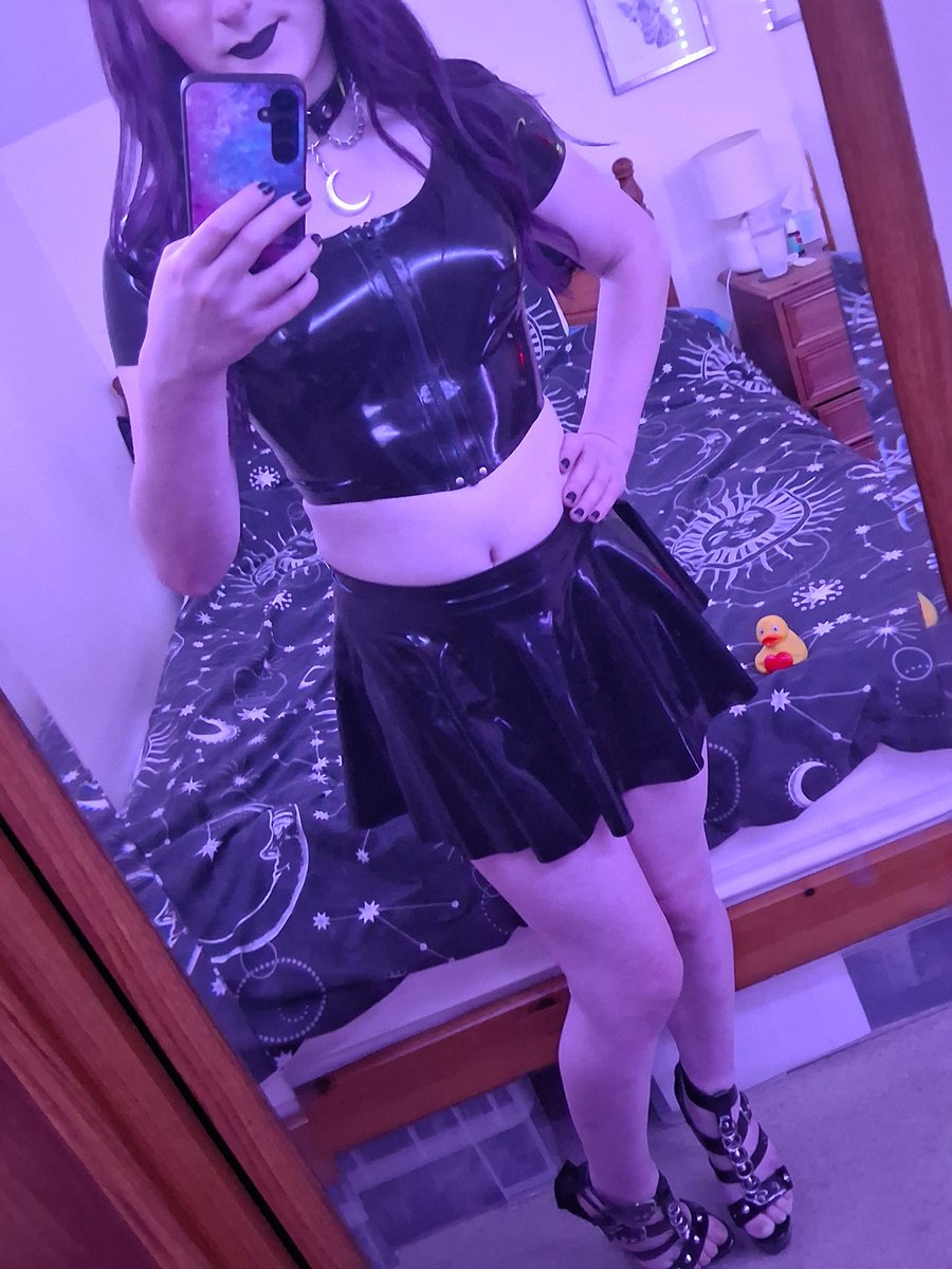ru66er_succu6us's tweet photo. Goth latex cheerleader anyone? https://t.co/sIQerHEY7I