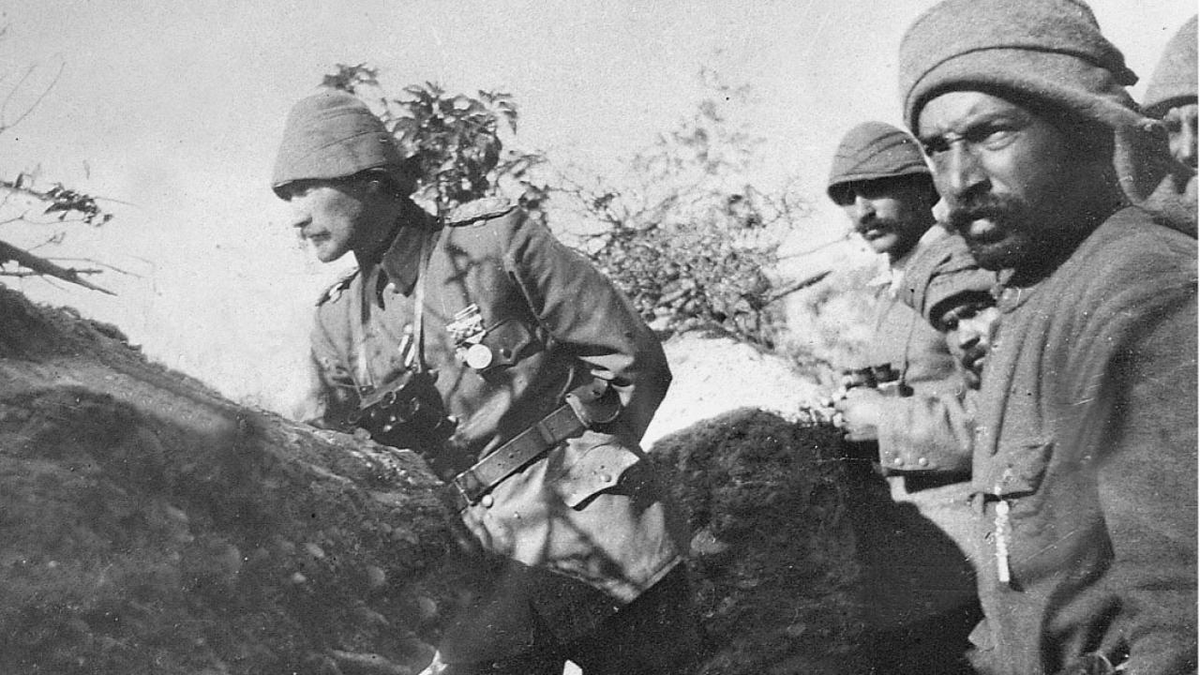 bubisanatcom's tweet photo. Nazım Hikmet Ran, Büyük Taarruz:

Dağlarda tek tek
ateşler yanıyordu.
Ve yıldızlar öyle ışıltılı öyle ferahtılar ki
şayak kalpaklı adam
nasıl ve ne zaman geleceğini bilmeden
güzel, rahat günlere inanıyordu
ve gülen bıyıklarıyla duruyordu ki mavzerinin yanında,
birden bire beş adım sağında onu gördü.
Paşalar onun arkasındaydılar.
O, saati sordu.
Paşalar `üç' dediler.
Sarışın bir kurda benziyordu.
Ve mavi gözleri çakmak çakmaktı.
Yürüdü uçurumun kenarına kadar,
eğildi durdu.
Bıraksalar
ince uzun bacakları üstünde yaylanarak
ve karanlıkta akan bir yıldız gibi kayarak
Kocatepe'den Afyon Ovası’na atlayacaktı...
