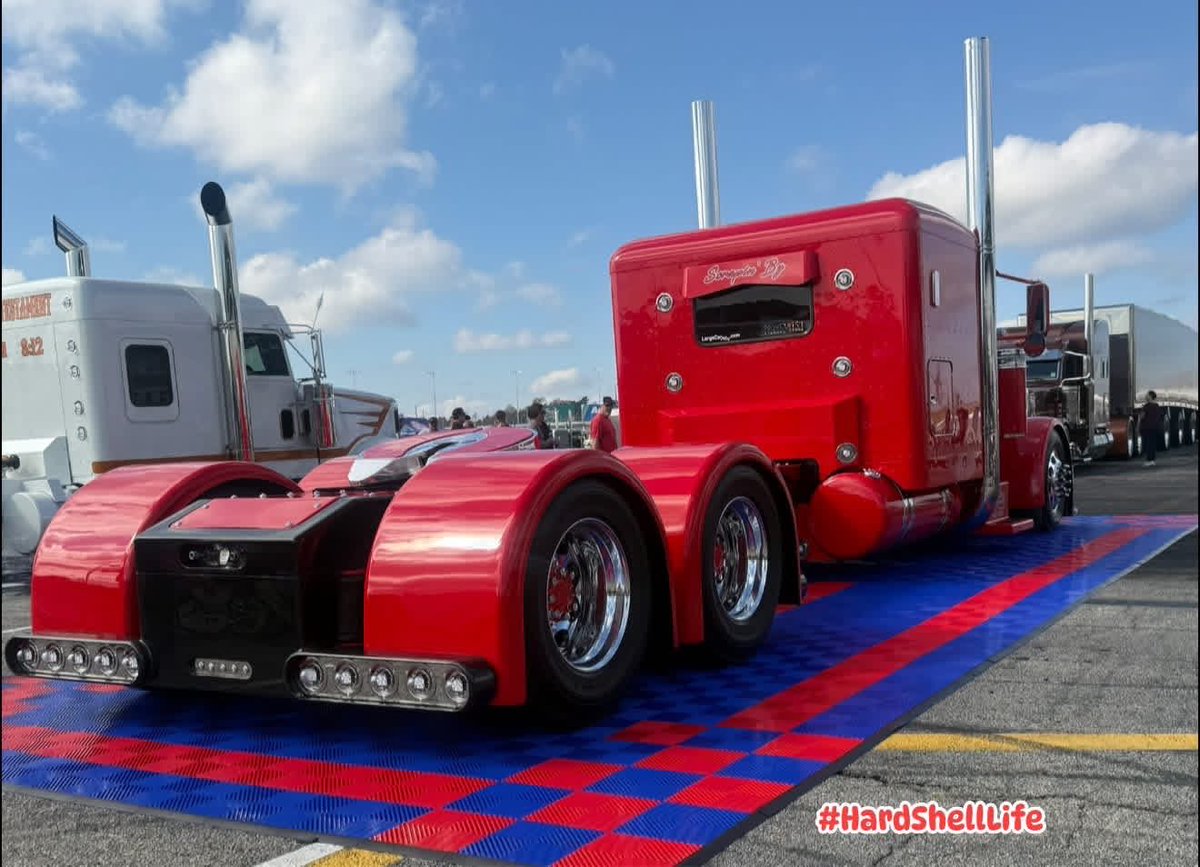 bobbi_mcgeeKY's tweet image. Wyoming based small fleet winner Kenny Ziglar takes home the crown in Atlanta with his 2007 Peterbilt 379. A third generation trucker, Ziglar specializes in hazmat chemical tankers. “Scrapin’ By,” with custom pin-stripe by Heather Ziglar stole the show! 🔥🔥 #HardShellLife