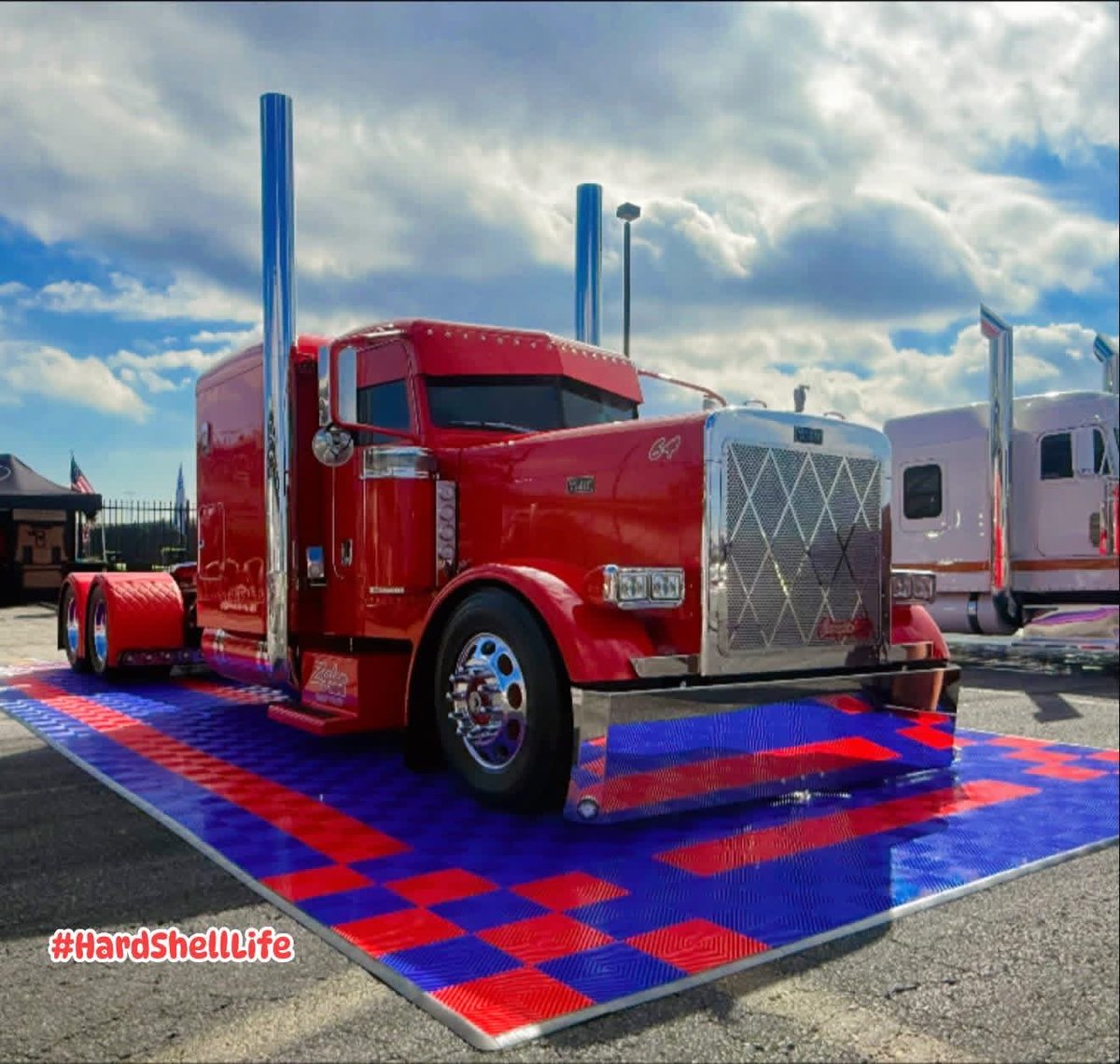 bobbi_mcgeeKY's tweet image. Wyoming based small fleet winner Kenny Ziglar takes home the crown in Atlanta with his 2007 Peterbilt 379. A third generation trucker, Ziglar specializes in hazmat chemical tankers. “Scrapin’ By,” with custom pin-stripe by Heather Ziglar stole the show! 🔥🔥 #HardShellLife