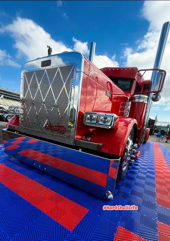 bobbi_mcgeeKY's tweet image. Wyoming based small fleet winner Kenny Ziglar takes home the crown in Atlanta with his 2007 Peterbilt 379. A third generation trucker, Ziglar specializes in hazmat chemical tankers. “Scrapin’ By,” with custom pin-stripe by Heather Ziglar stole the show! 🔥🔥 #HardShellLife