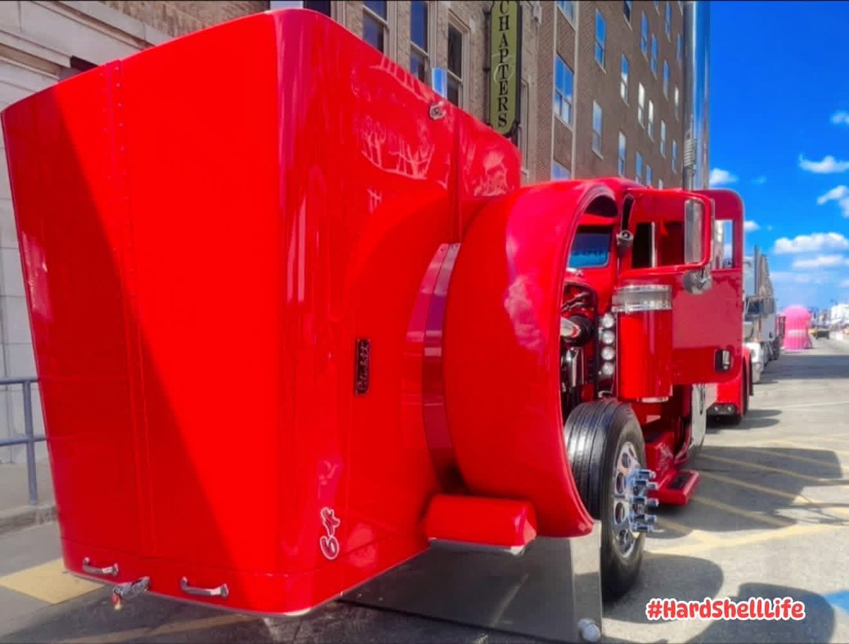 bobbi_mcgeeKY's tweet image. Wyoming based small fleet winner Kenny Ziglar takes home the crown in Atlanta with his 2007 Peterbilt 379. A third generation trucker, Ziglar specializes in hazmat chemical tankers. “Scrapin’ By,” with custom pin-stripe by Heather Ziglar stole the show! 🔥🔥 #HardShellLife