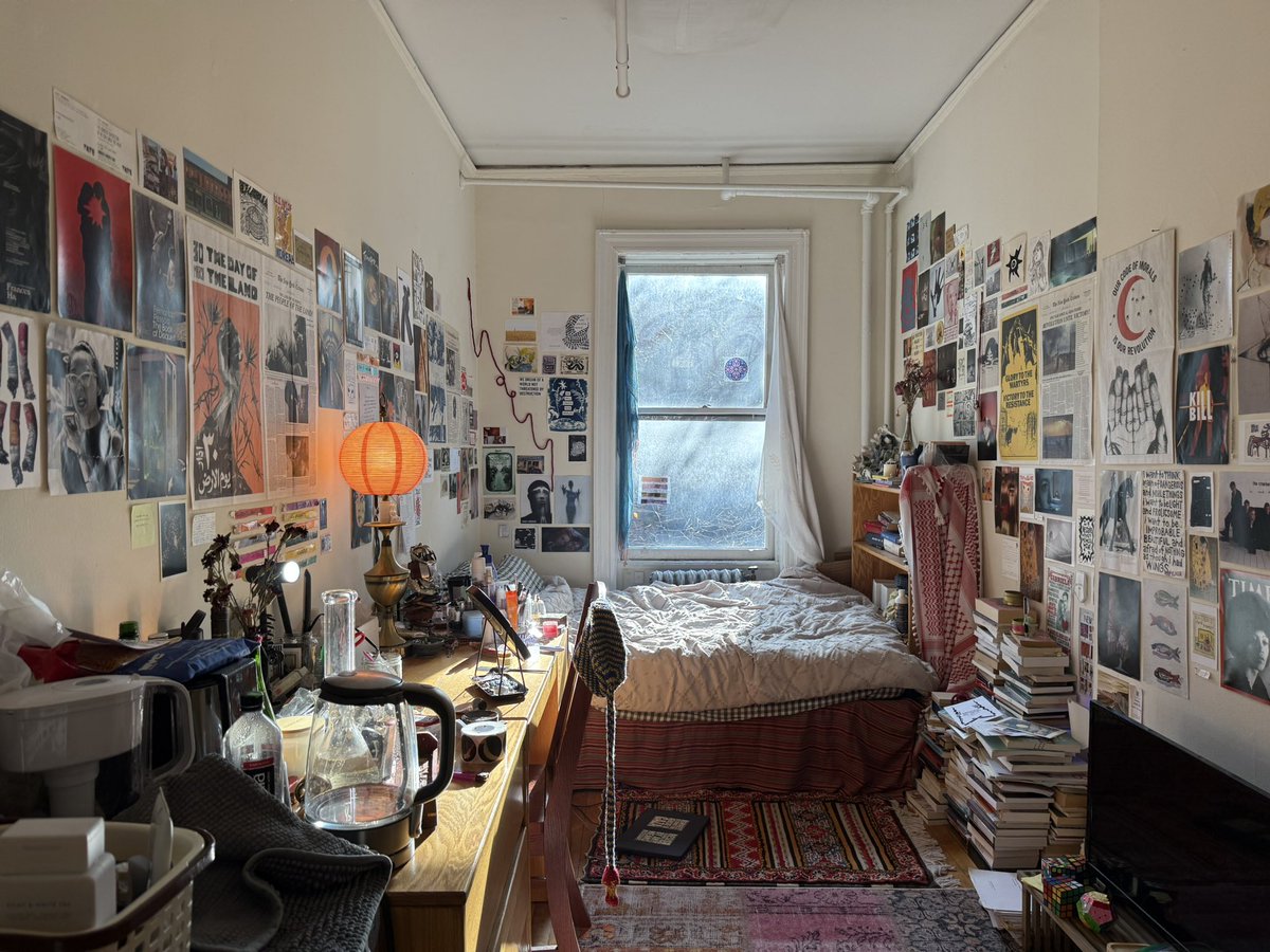 squidlipsjim's tweet image. my room feels like a womb