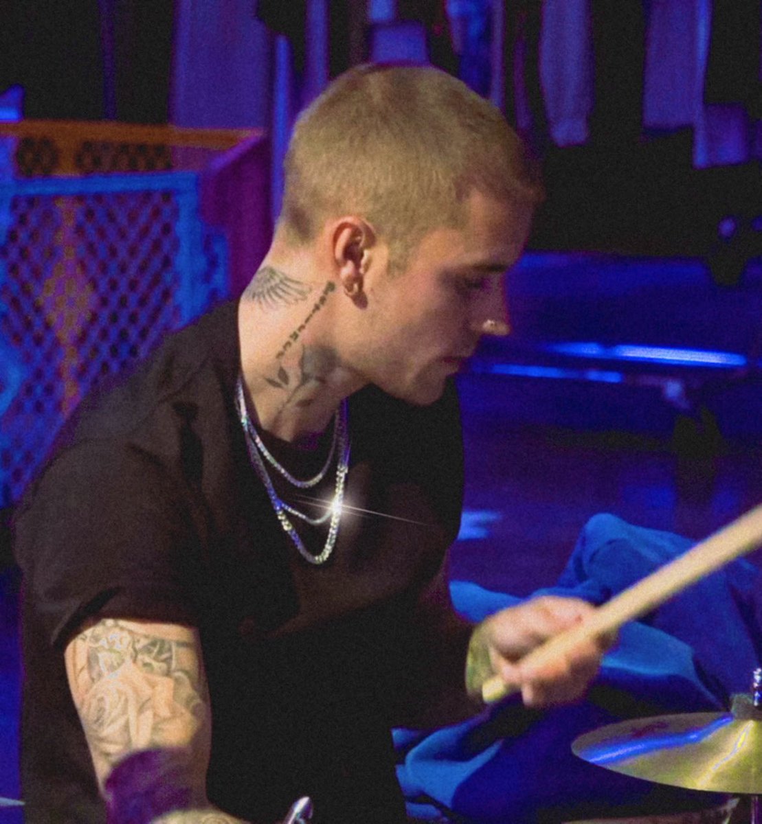 Justin Bieber had six songs receiving over 1 million streams on Spotify yesterday.

“DAISIES” — 1.98 million
“Let Me Love You” — 1.42 million
“Confident” — 1.27 million
“Sorry” — 1.23 million
“Beauty And A Beat” — 1.19 million
“Love Yourself” — 1.09 million