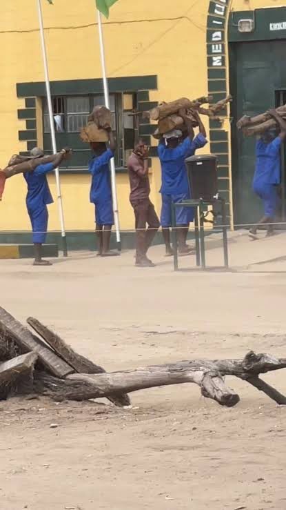 Nimisioluwa's tweet image. This will actually bang on you since we are cruising with R@pe..

She shld take responsibility and apologize na..

If any unfortunate human falsely accuse my brothers of R@pe or molesting her, God knows that person will suffer in this life and hereafter 😤