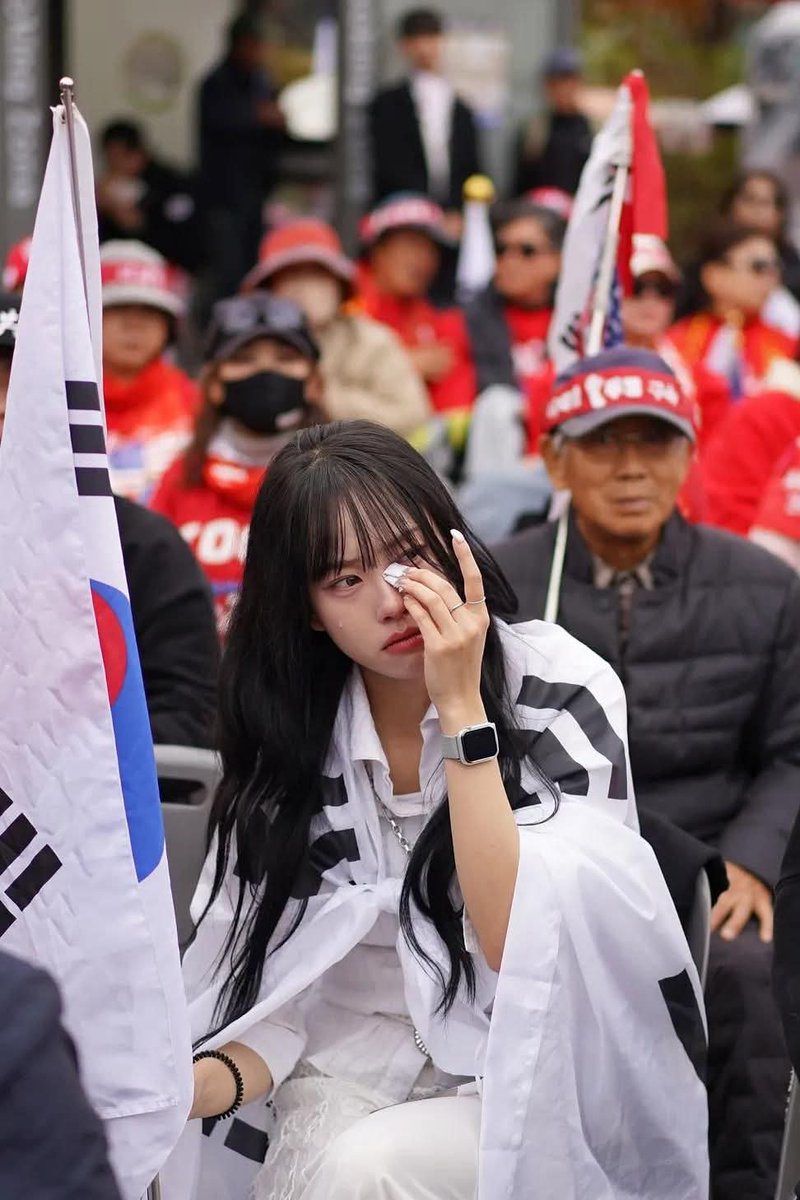 <내가 생각하는 오늘의 사진>

20대 여성이 태극기를 들고 운다..

내가 저 나이 때는 솔직히 놀기만 바빴다..
세월도 좋았다. 내가 20살이 되던 시절에는..
2002년 월드컵이 열렸다..
.
.
.
<같은 나이, 하지만..다른 시절..>
.
.
.
나는 스무 살이 되던 시절에..
2002년 월드컵이 열렸다..

사진처럼