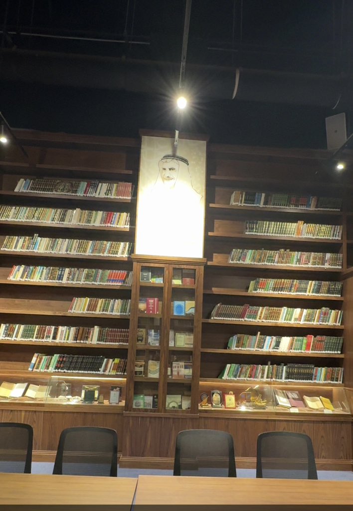 #خبر

بالتعاون مع عمادة شؤون الطلاب <a href="/dsauqu/">عمادة شؤون الطلاب</a> والنادي الطلابي بالكلية، نظّمت كلية العلوم الاجتماعية ممثلةً في قسم اللغة الإنجليزية رحلةً علميةً وثقافيةً إلى متحف دار الفنون الإسلامية بجدة بارك، تكريماً للطالبات المتفوقات.
تأتي هذه الزيارة في إطار تعزيز ثقافة التقدير الأكاديمي