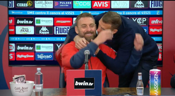 LAROMA24's tweet image. 🟡🔴 Siparietto tra De Rossi e Dzeko: il bosniaco irrompe in conferenza stampa per salutare il suo ex compagno (FOTO)

▶️bit.ly/4owF3f2

#AsRoma