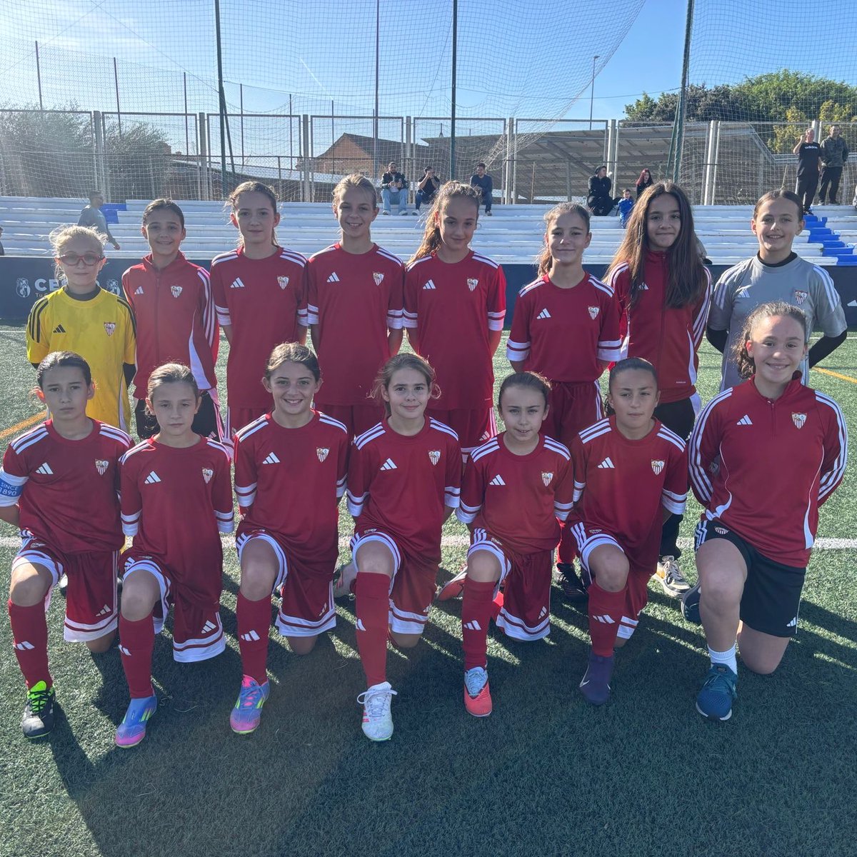 CANTERA | Gran victoria para las de <a href="/JustoAnzuga3/">Justo Anzuga</a> en la 3ª Andaluza Alevín masculina a domicilio. ¡Vamos, pequeñas! 👏

CD Antonio Puerta 3-4 #SevillaFCFem Alevín ⚪️🔴

⚽️ Daniella
⚽️ Marta 
⚽️ Valeria 
⚽️ Elisa 

#CanteraSevillaFC
