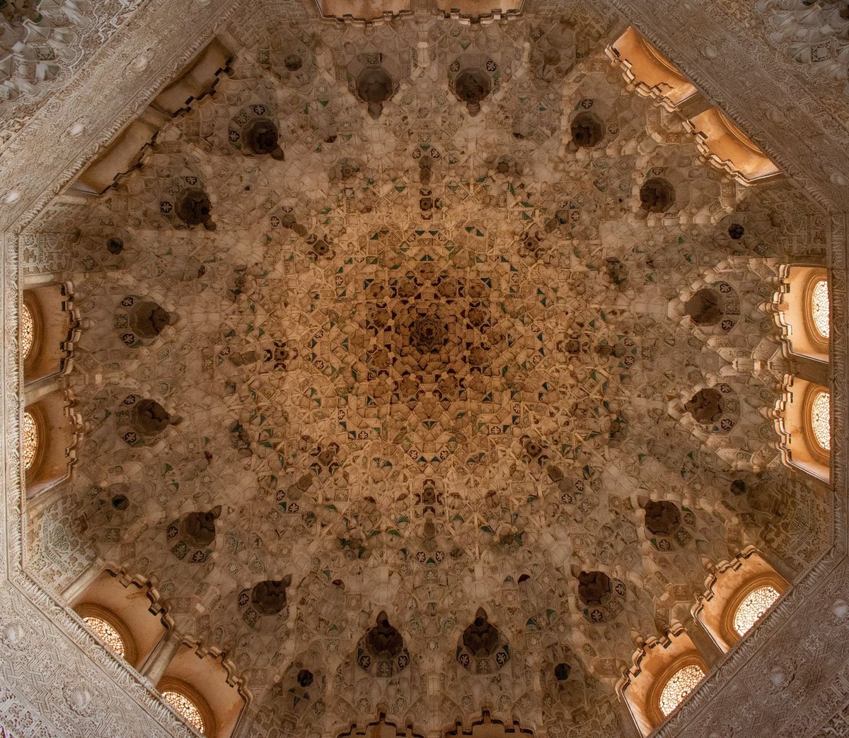 baetis77's tweet photo. Luces y sombras en la Alhambra https://t.co/FbuUxpezvc
