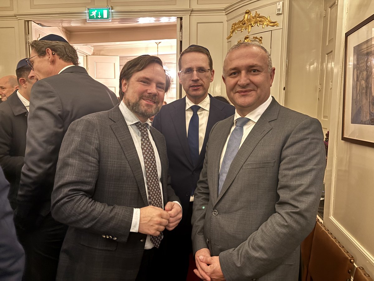 Met (oud) collega’s ⁦<a href="/DiederikBoomsma/">Diederik Boomsma</a>⁩ en ⁦<a href="/isakahraman/">Isa Kahraman</a>⁩ bij de herdenking Kristallnacht. Onverteerbaar dat de afgelopen 2 jaar het antisemitisme weer opkomt. Laten we waakzaam blijven! #kristallnacht ⁦<a href="/2eKamertweets/">Tweede Kamer</a>⁩