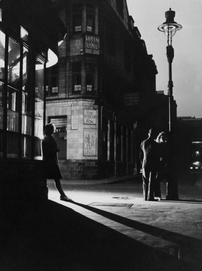 La noche…

📸 Paul Popper 

Londres (1947)
