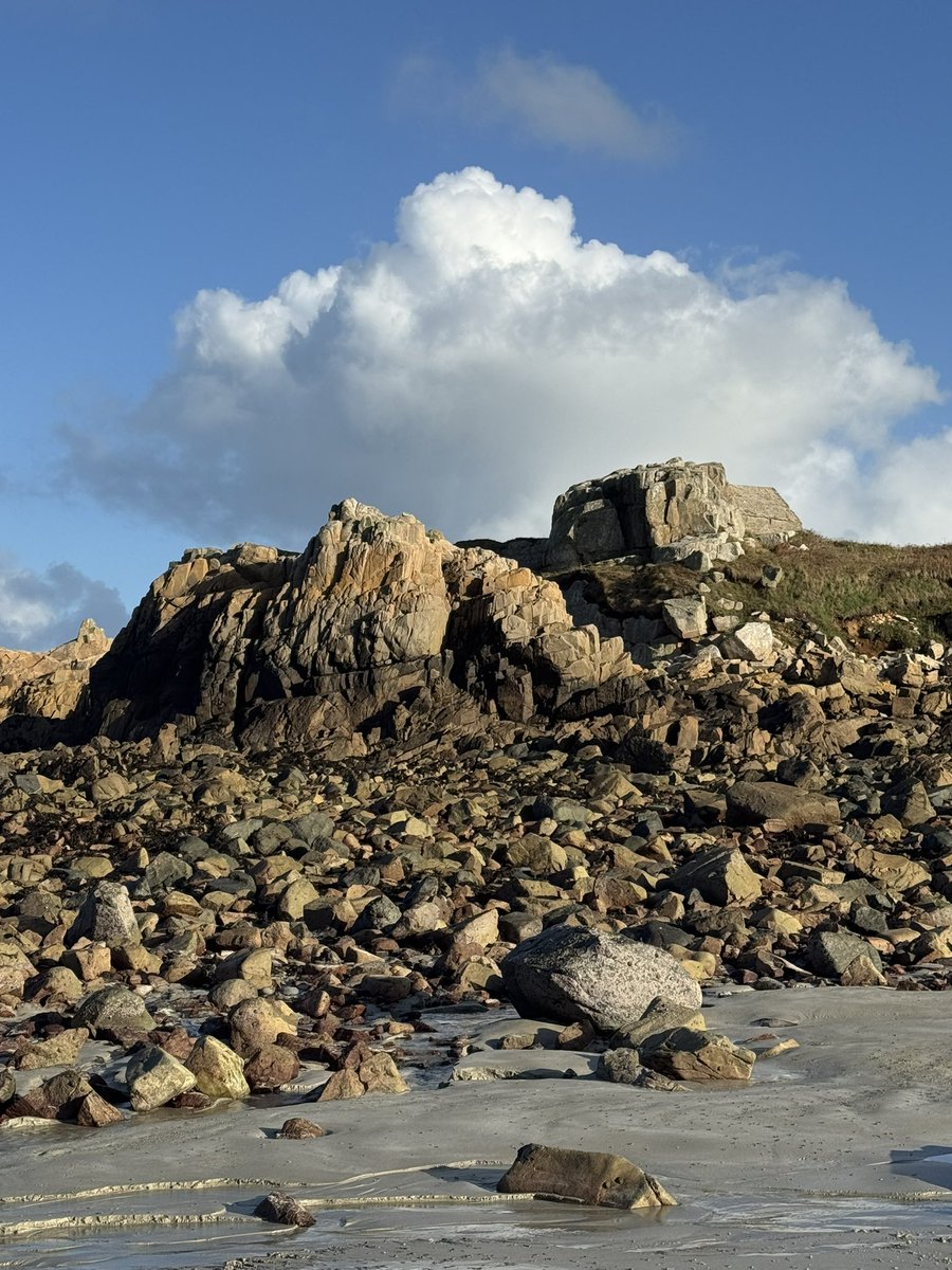 OllieGoddardGsy's tweet photo. Sky clouds rocks and shadows.

#AlphabetChallenge #WeekSforShadows https://t.co/JXJZh4PriC