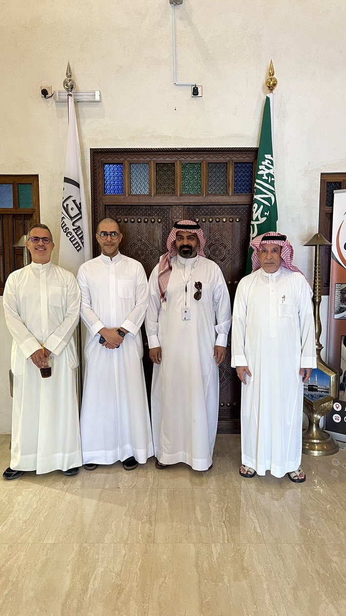 تشرفنا بزيارة د. فيصل عبدالعزيز الرومي إستشاري أمراض القلب والباطنيه بمركز صباح الأحمد للقلب
 (المستشفى الأميري) و زميله أ.عيسى اللوغاني من دولة الكويت 🇰🇼 الشقيقة للمتحف اثناء جولتهم السياحية في محافظة الأحساء برفقة منسق الزيارة المرشد السياحي أ.رضا البطاط،يوم الأحد 9/ 11/ 2025 م