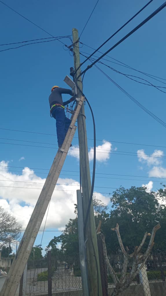 AlonsoSybel's tweet photo. 🌾 Conectando la tradición con el futuro. En San Felipe de Uñas, Gibara, @ETECSA_Cuba #Matanzas acerca el mundo a una de las comunidades más antiguas de Holguín. Desde apoyar a las familias hasta restaurar la infraestructura de comunicaciones tras el paso #Melissa
#EtecsaConCuba https://t.co/LNbpJd7peb