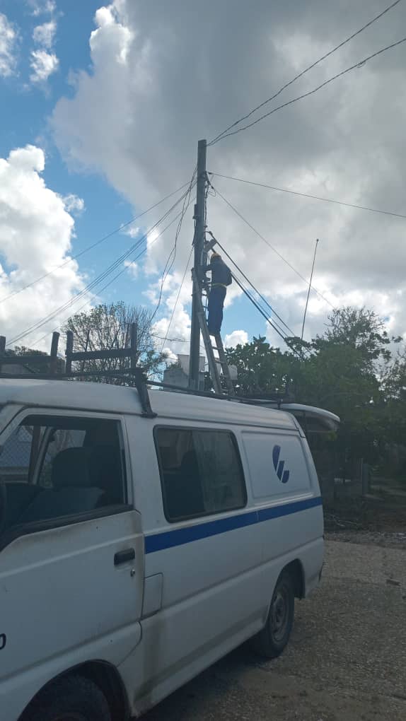 AlonsoSybel's tweet photo. 🌾 Conectando la tradición con el futuro. En San Felipe de Uñas, Gibara, @ETECSA_Cuba #Matanzas acerca el mundo a una de las comunidades más antiguas de Holguín. Desde apoyar a las familias hasta restaurar la infraestructura de comunicaciones tras el paso #Melissa
#EtecsaConCuba https://t.co/LNbpJd7peb