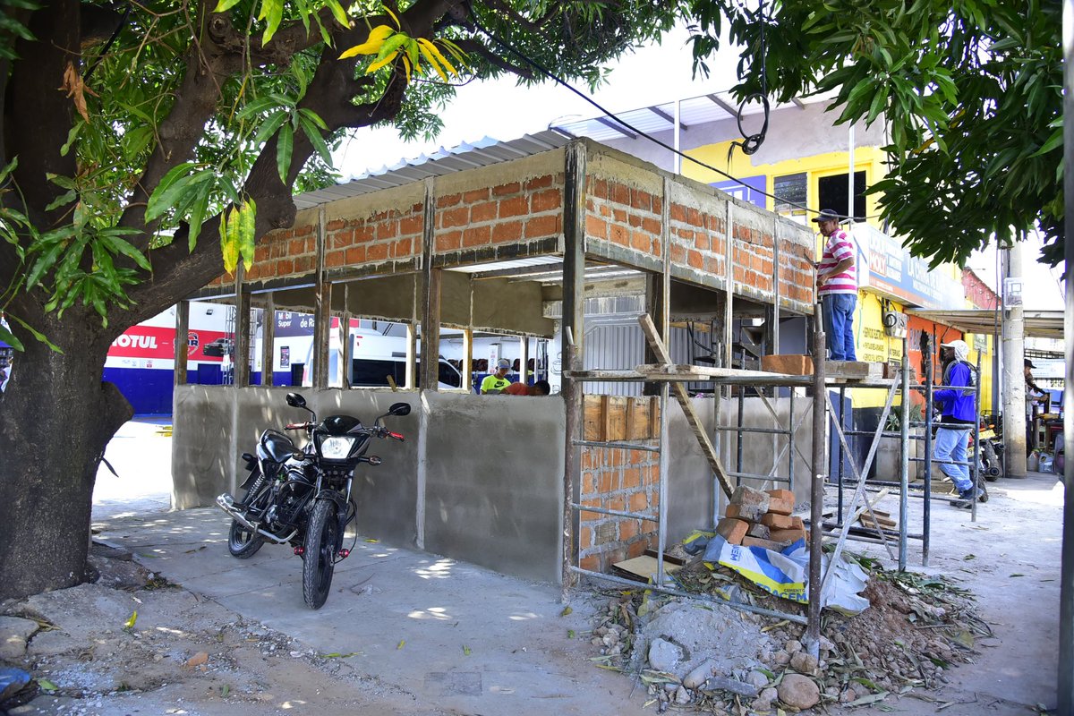 AlcaldiaVpar's tweet photo. La Secretaría de Gobierno, en articulación con la Oficina de Espacio Público, suspendió tres construcciones que se adelantaban sin licencia en Valledupar. Las obras estaban ubicadas en la Carrera 6 #19B-12, Carrera 6B #20B-06 y Calle 21 #18B-05, en el barrio Kennedy. https://t.co/16qojU5EiL