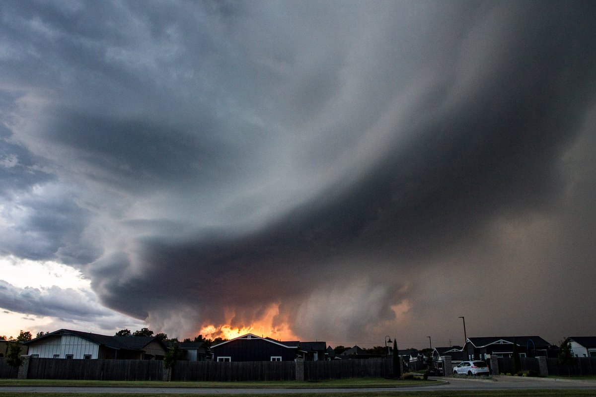 GregMcwx's tweet photo. #SupercellSunday 

I didn't chase this supercell, it chased me on my way home from work!  

10.18.25

#okwx https://t.co/IGgV2H5mBR