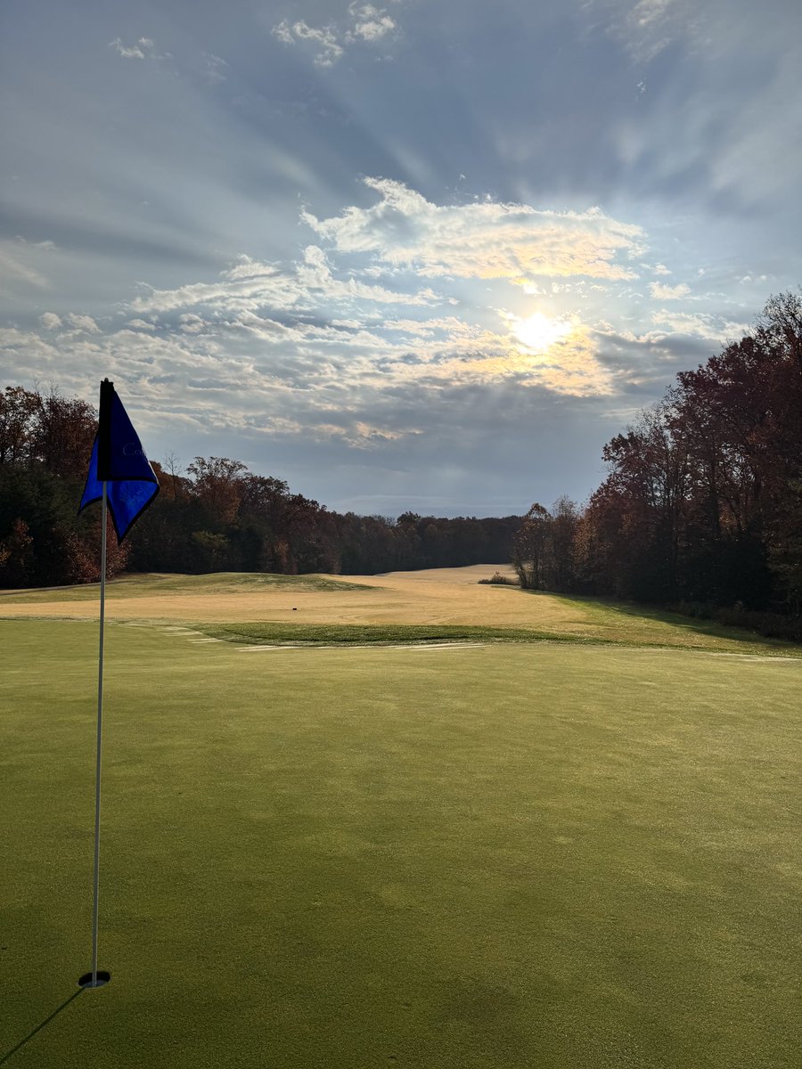 CompassTurfCare's tweet image. Sunday - Showers in the area. Scatter cart rule. Driving range mats and practice  area open.  Leaves might be an issue on a few holes. Bermuda grass almost 100% dormant.