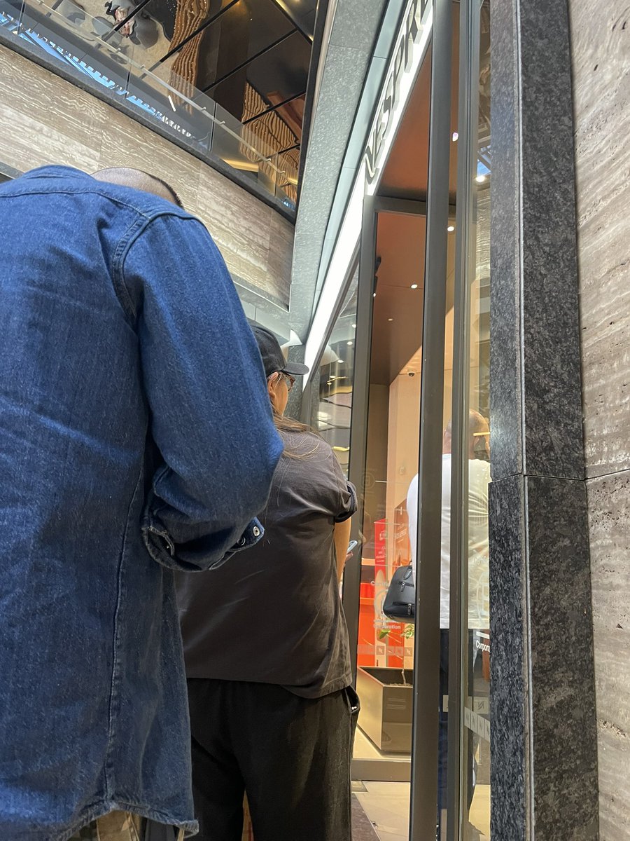 Es paradójico que las tiendas <a href="/NespressoMX/">nespressomx</a> sean de los conceptos más novedosos en #MarketingExperiencial en el mundo, y a la vez tengan la PEOR atención al cliente, al menos en México. Los ‘embajadores’ son meramente transaccionales, no tienen la menor idea de dónde están parados