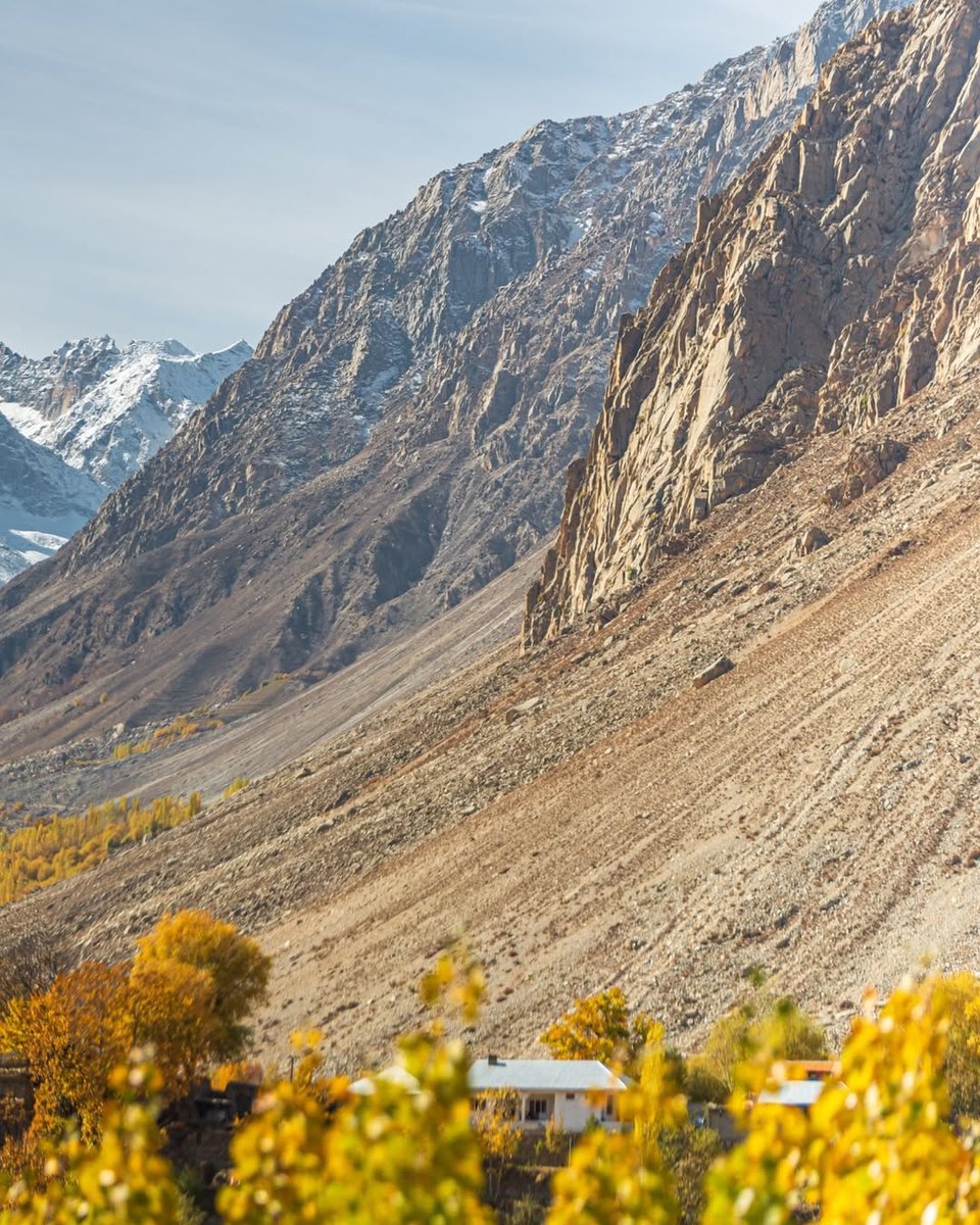 ChitralPK's tweet photo. Autumn and the mountains of Hindukush 🍁🏔️

📍Begusht Garamchashma- Chitral 

📷 Shahzad Ali
#Autumn #Chitral #Pakistan https://t.co/MwjbMKdNiM
