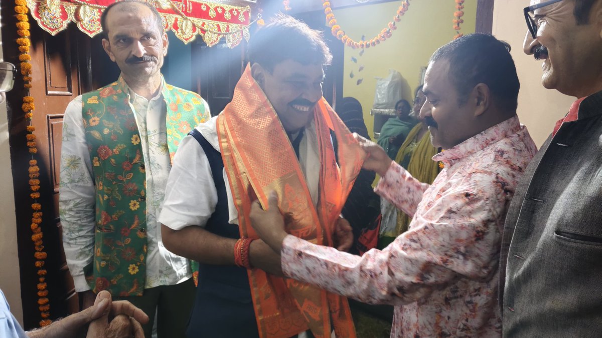 सिविल लाइन, उन्नाव में आयोजित अखंड रामायण पाठ में सम्मिलित होने का अवसर प्राप्त हुआ। आयोजकों श्री संजय मिश्रा जी और संदीप मिश्रा जी एवं उनकी टीम द्वारा भावपूर्ण व्यवस्था की गई। मंच पर पहुँचकर श्रीराम चरित की मंगल ध्वनि के बीच पटका पहनाकर मेरा  स्वागत एवं सम्मान किया गया।
मर्यादा