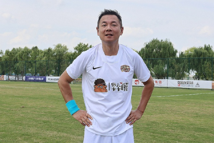 pilkachiny's tweet photo. Były właściciel Shanghai Shenhua pojawiał się sporadycznie na boisku, udało mu się nawet strzelić bramkę. Jestem bardzo ciekawy czy postanowi dalej kontynuować swoją karierę. Jeśli tak się stanie, ma szansę zostać najstarszym piłkarzem w historii profesjonalnego futbolu w Chinach https://t.co/Tqw8FZtkbF