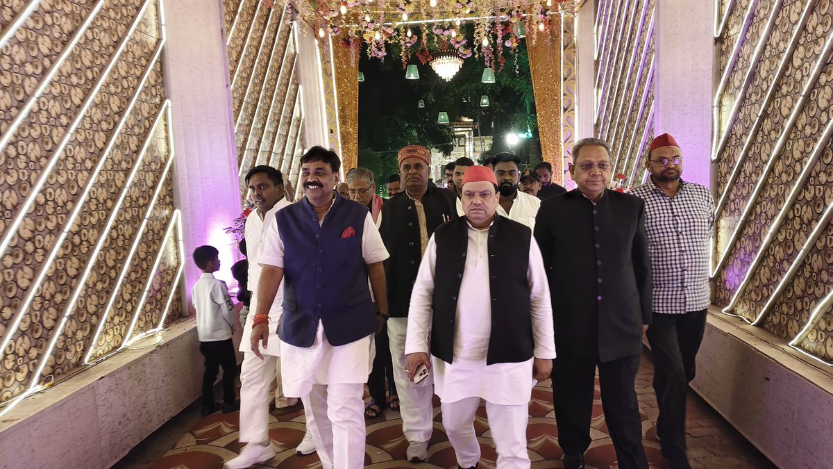 तौफ़ीक ख़ान उर्फ़ भोला जी (निवासी तालिब सराय) की सुपुत्री का निकाह आज क्लासिक लॉन में संपन्न हुआ।
मैं  इस पावन अवसर पर उपस्थित हुआ और दूल्हा-दुल्हन को आशीर्वाद देकर उनके सुखी वैवाहिक जीवन की शुभकामनाएँ प्रेषित कीं।

इस अवसर पर मेरे साथ वरिष्ठ सभासद अशोक सिंह उर्फ़ मुन्ना जी भी