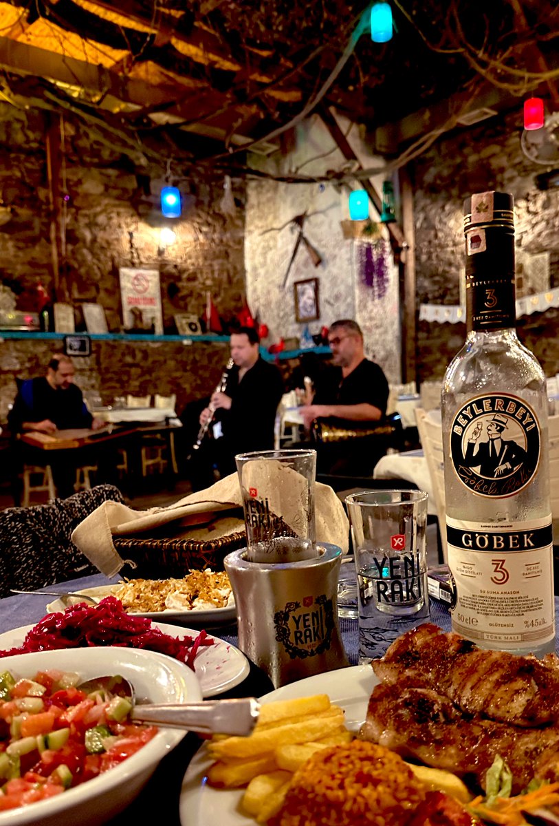 Kıskanır rengini baharda yeşiller🍀
Adı Meyhane📌