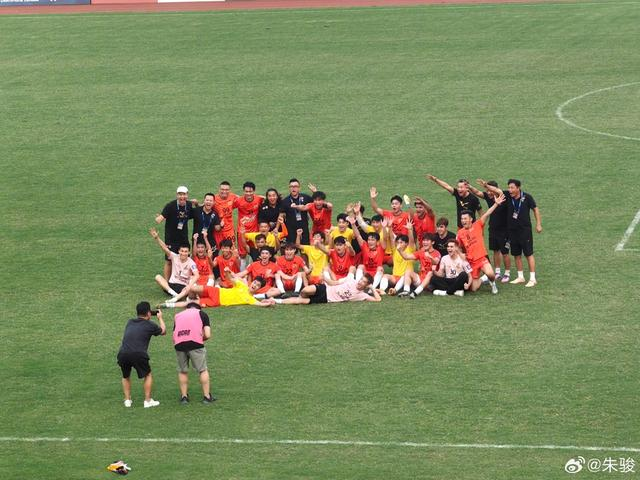 pilkachiny's tweet photo. Shanghai Second awansował do China League Two! Klub, w którym występuje 59-letni Zhu Jun, doszedł do finału Chinese Champions League i uzyskał prawo gry w 3. lidze. https://t.co/bQJhzqSXPu