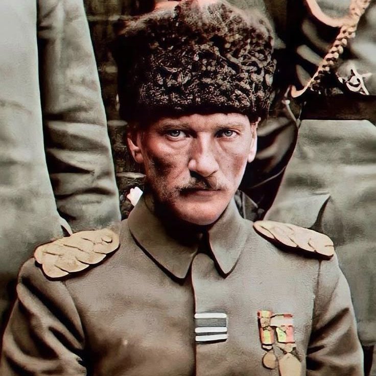 Atatürk diyor ki;

"İki Mustafa Kemal vardır: 
Biri ben, et ve kemik, geçici Mustafa Kemal. İkinci Mustafa Kemal ben değil, bizdir! O, memleketin her köşesinde yeni fikir, yeni yaşam ve büyük ülkü için uğraşan aydın ve savaşçı bir topluluktur. Ben onların rüyasını temsil