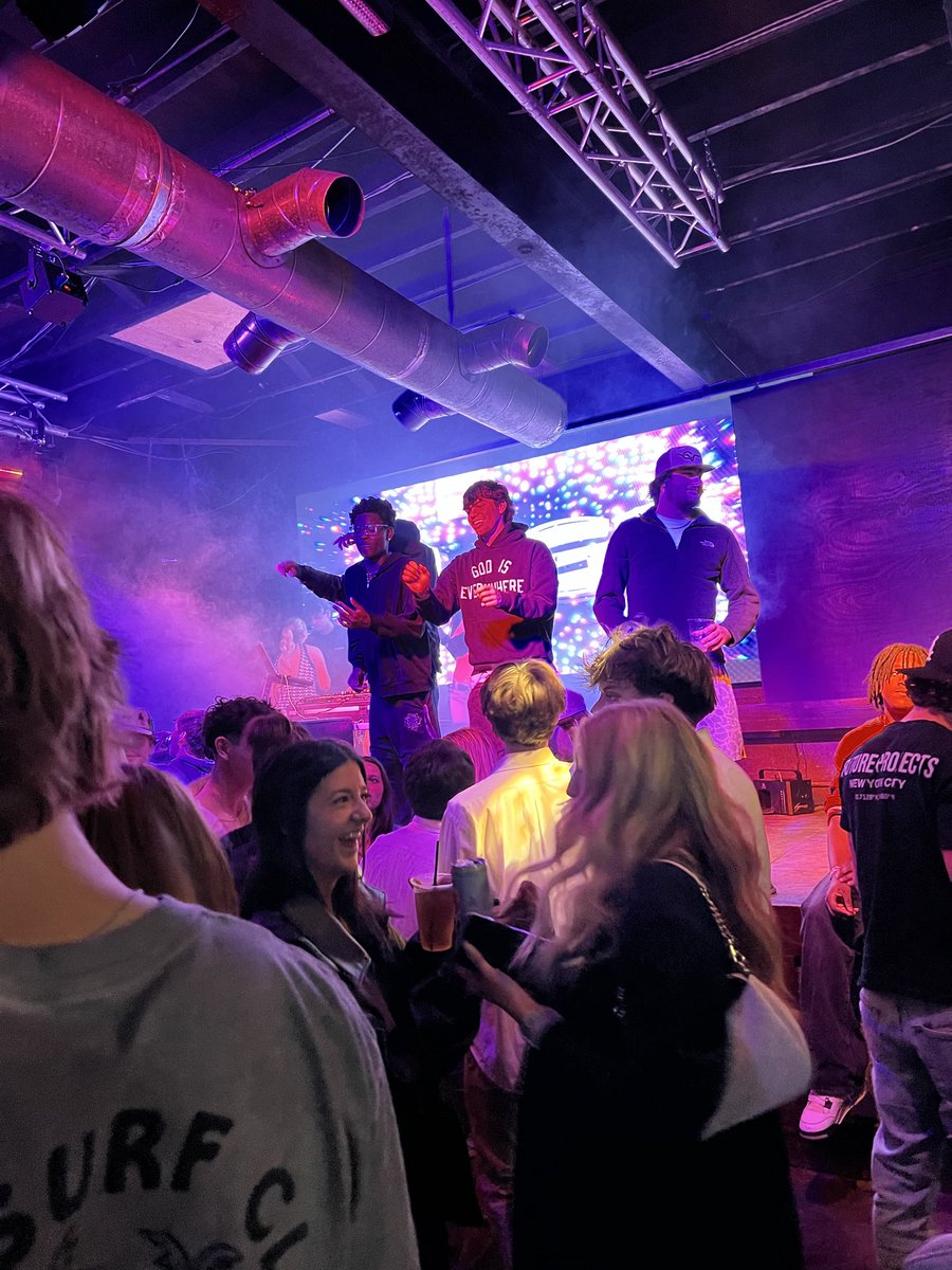 boxmaster6767's tweet photo. Since when did it become normal for grown ass men to hop on stage at the club. Only thing getting me up there is a vodka red bull, loaded parlay, and a sack. #genderequalitysucks #squids https://t.co/KJAhz5LBVk