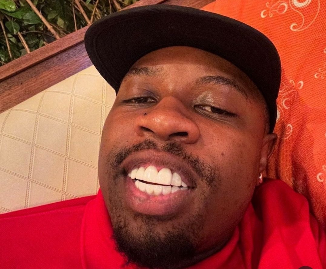 Simphiwe0077's tweet image. Nigga Looks Like a Lost son of Steve Harvey😂🤣😅