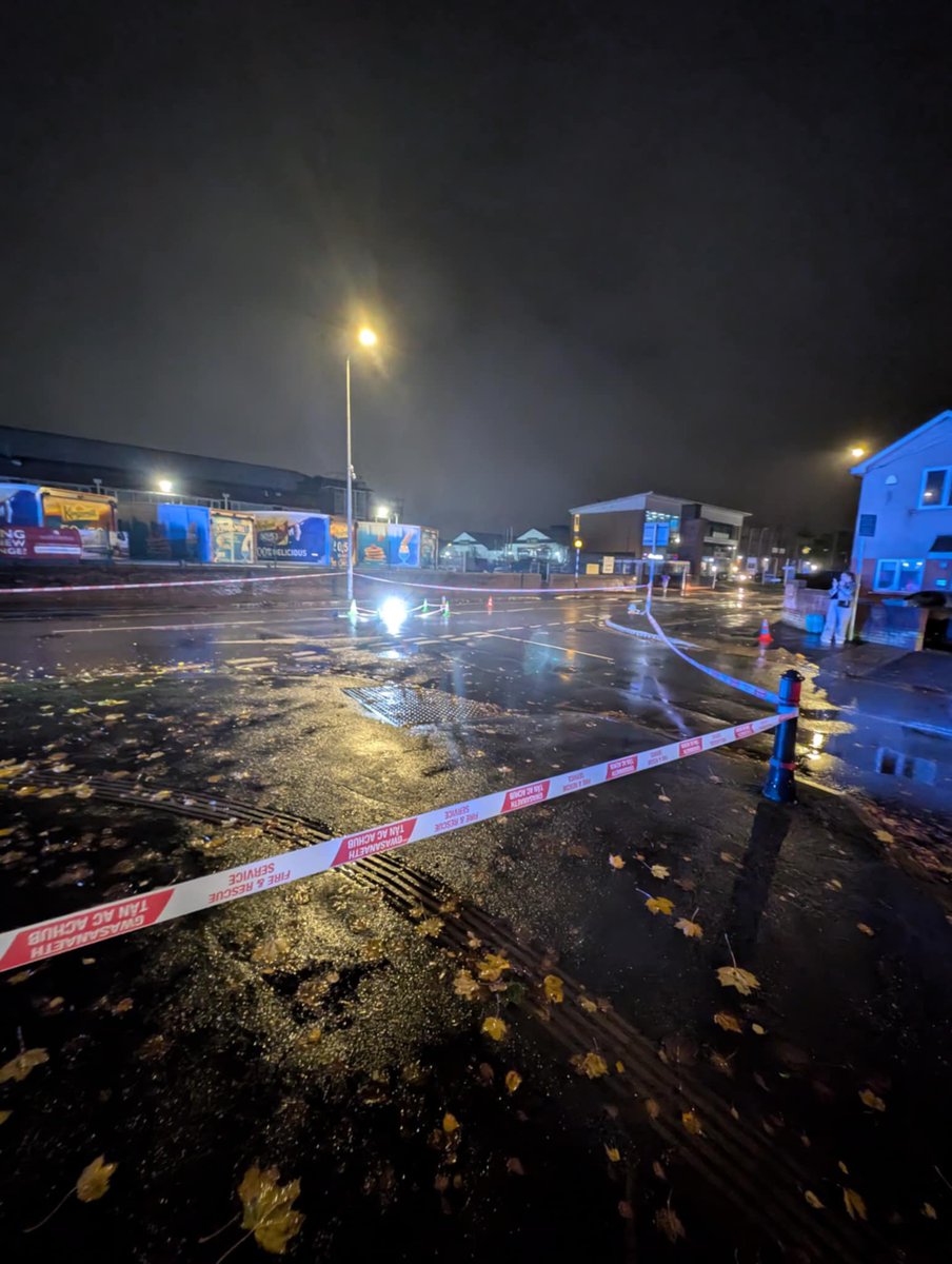 EdwinLongshanks's tweet photo. @WalesOnline Another sinkhole has appeared on Maes-Y-Coed Rd this evening! Not far from the last one! https://t.co/M7QP2NGUlE