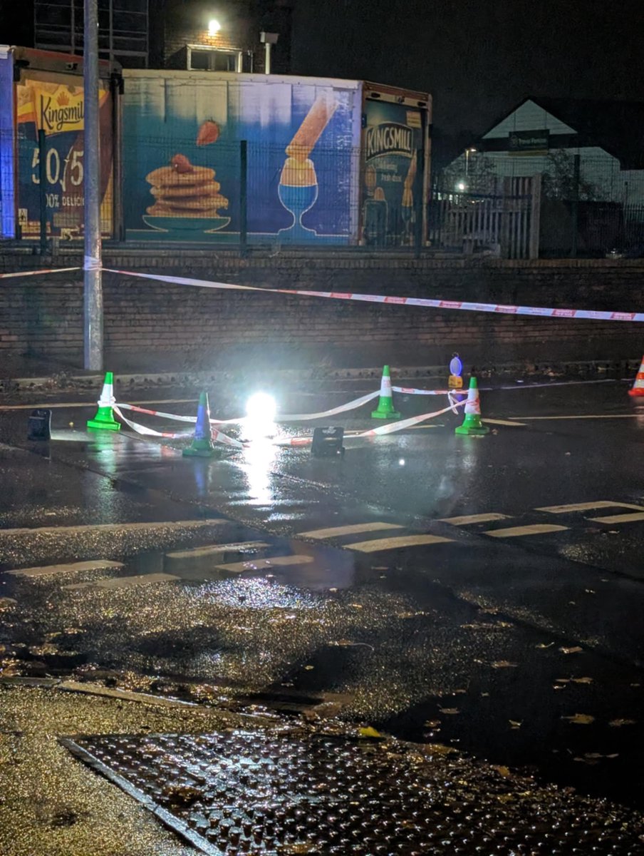 EdwinLongshanks's tweet photo. @WalesOnline Another sinkhole has appeared on Maes-Y-Coed Rd this evening! Not far from the last one! https://t.co/M7QP2NGUlE