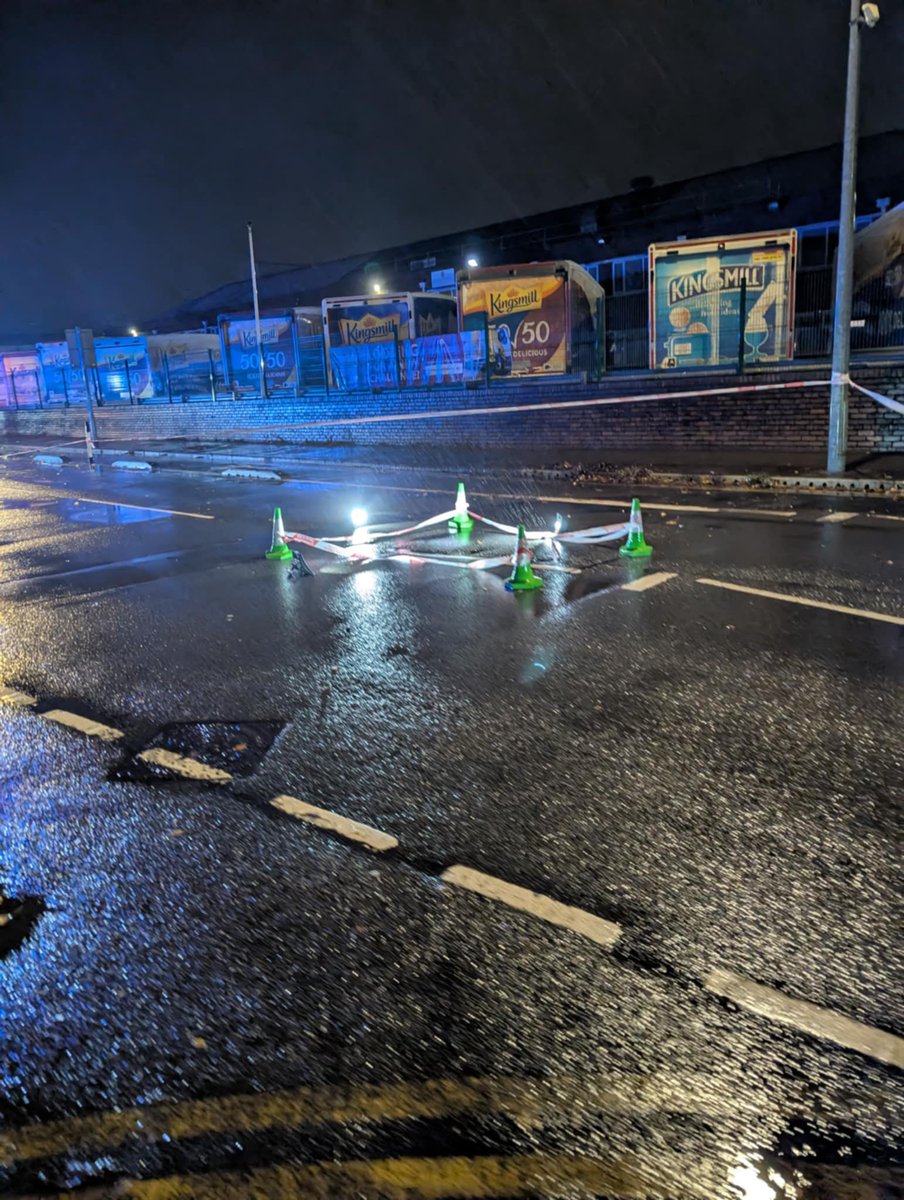 EdwinLongshanks's tweet photo. @WalesOnline Another sinkhole has appeared on Maes-Y-Coed Rd this evening! Not far from the last one! https://t.co/M7QP2NGUlE