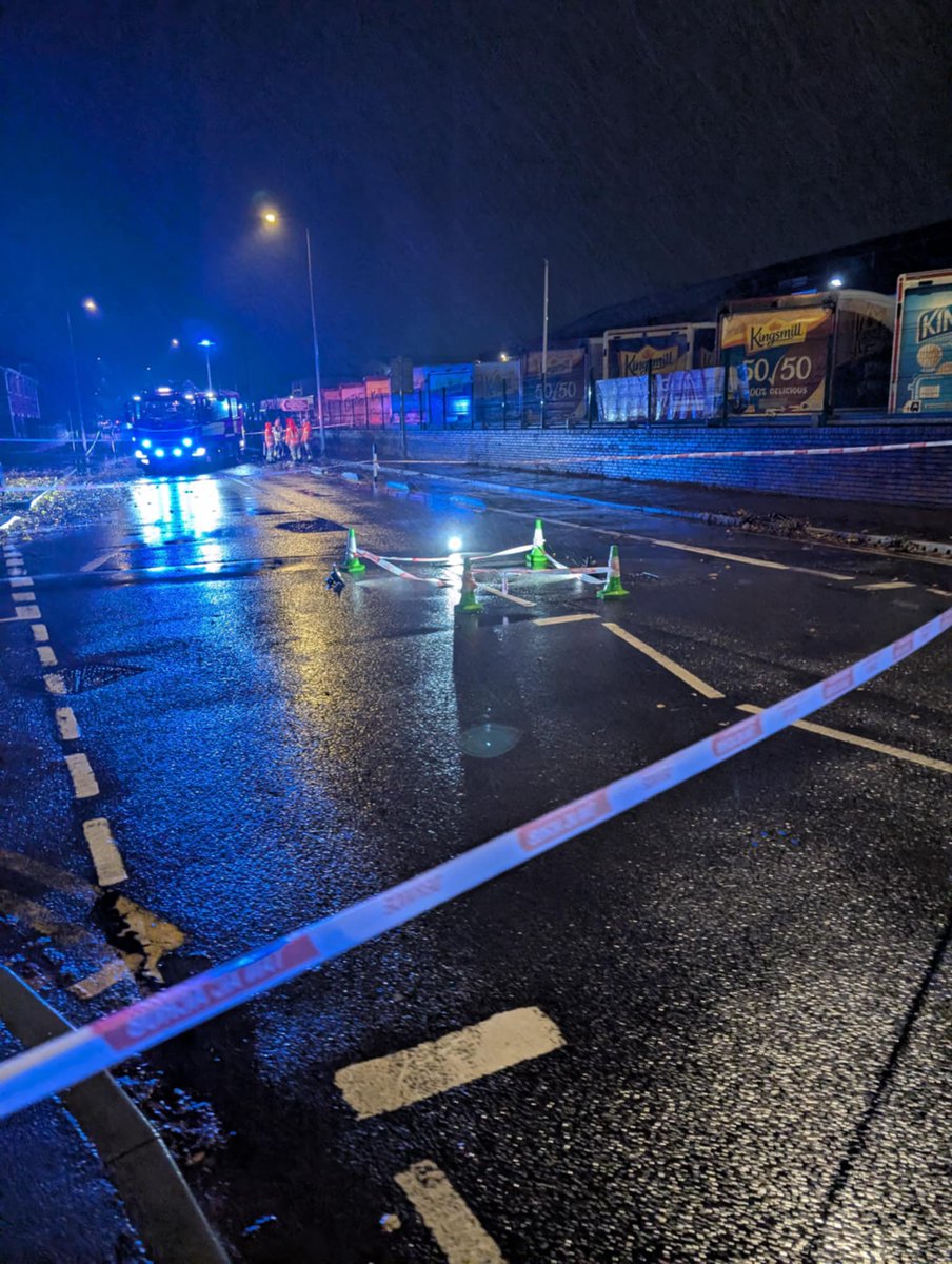 EdwinLongshanks's tweet photo. @WalesOnline Another sinkhole has appeared on Maes-Y-Coed Rd this evening! Not far from the last one! https://t.co/M7QP2NGUlE