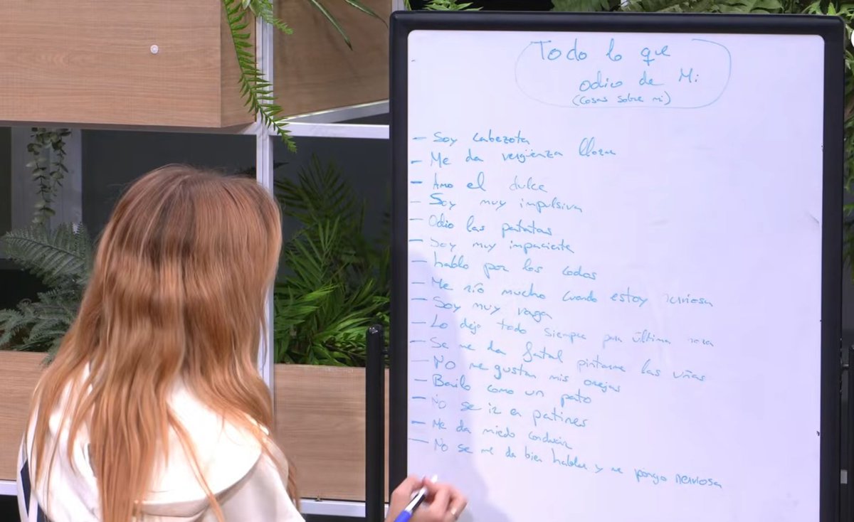 preciouskope's tweet photo. Podemos hablar de que Lucía está escribiendo todas las cosas que no le gustan de sí misma (para componer) así sin miedo y ni está pensando en que hay cámaras. Literalmente nos está abriendo su corazón y estoy así 💔 Cómo pueden odiar a esta chica de 19 años #OTDirecto9N https://t.co/O8LWcLONUI
