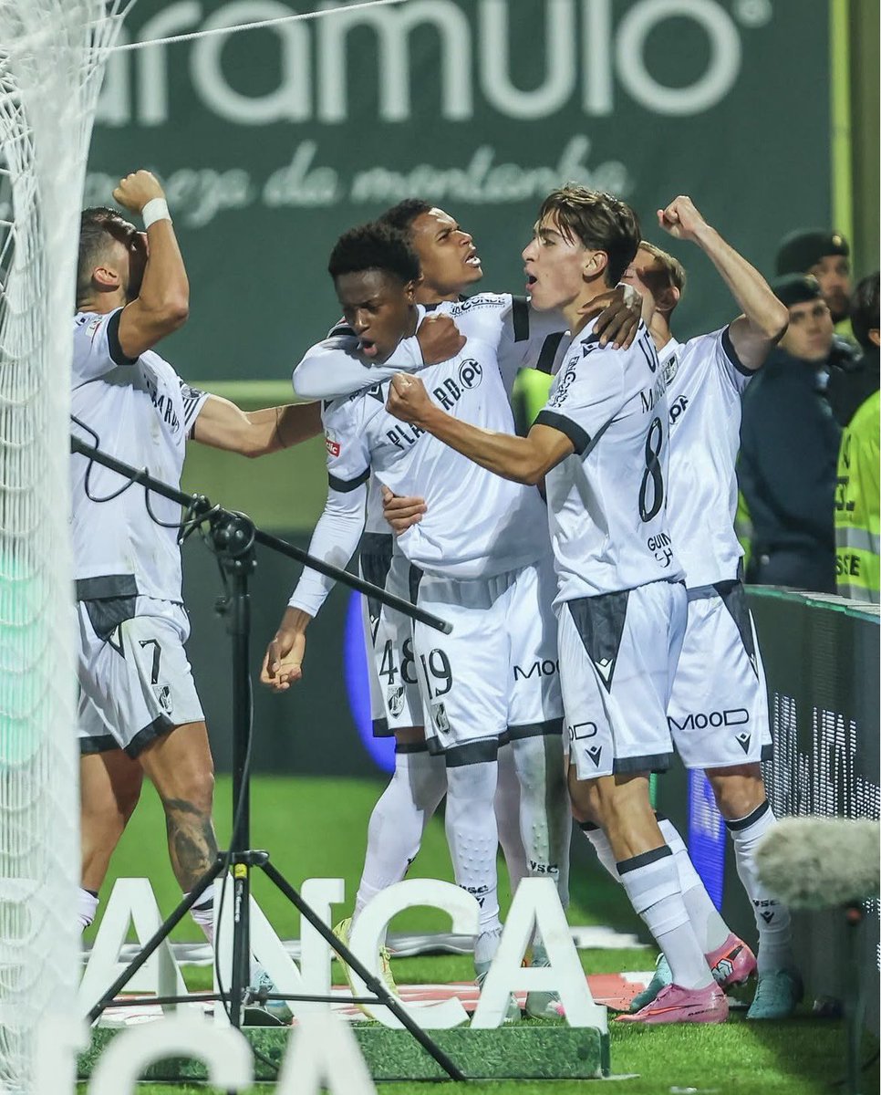 O nosso futebol é muito fraco, ninguém nega isso. Mas acho que despedir o Luís Pinto agora seria um tiro nos pés. Ele apanhou uma equipa desmontada, fez a pré-época com ativos importantes e está a competir com outros. A gestão desta época foi danosa, e só tem um culpado. AMC.