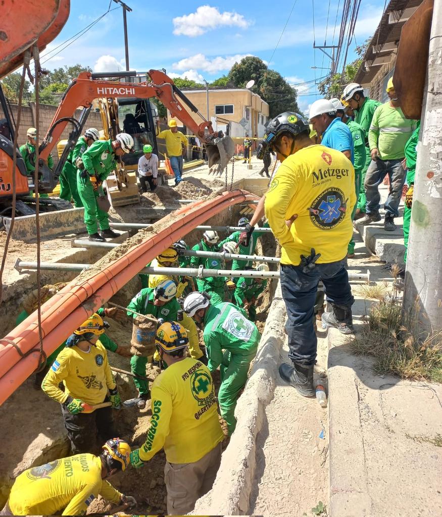 #AlertaSV | Dos obreros fallecieron al quedar soterrados mientras ejecutaban trabajos de cableado subterráneo en el Centro Histórico de San Salvador,  entre 6a. Calle Oriente y 8a. Av. Sur, a un costado del Castillo de la PNC.
📷: C.S.
🚨 <a href="/TuOndaClub/">Tu Onda Club</a>