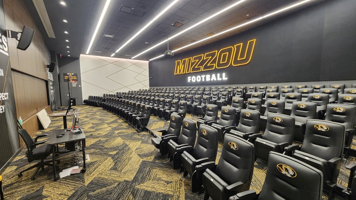 BryceVigness's tweet image. Had an amazing game day experience yesterday @MizzouFootball ! Thank you @CoachJonesB for taking the time to meet with me before the game!! #MIZ 
@CoachDrinkwitz @CoachErikLink @CoachCato1 @RyanTrichel @DanielPlatz_ @JAbercrombie51 

@PapioLavistaFB @YoteQB16 @DanMcLa58054605…
