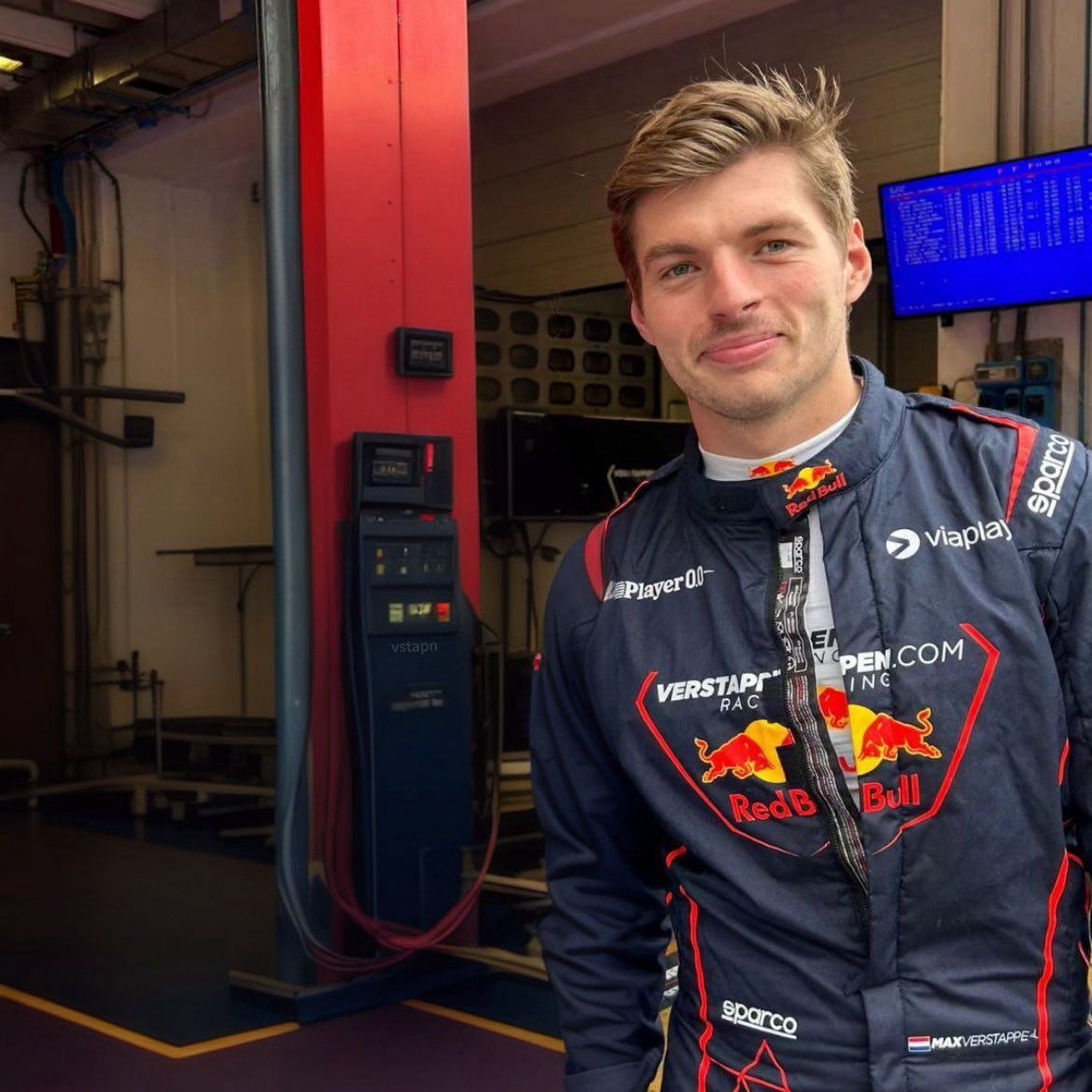 Marmittaaa's tweet image. mettete da parte il tifo e l’odio e inchinatevi di fronte a Max Verstappen 

stiamo assistendo a qualcosa di mai visto nella storia della Formula 1, un pilota senza precedenti

quanto cazzo meriterebbe il mondiale, quanto cazzo è ingiusta l’F1