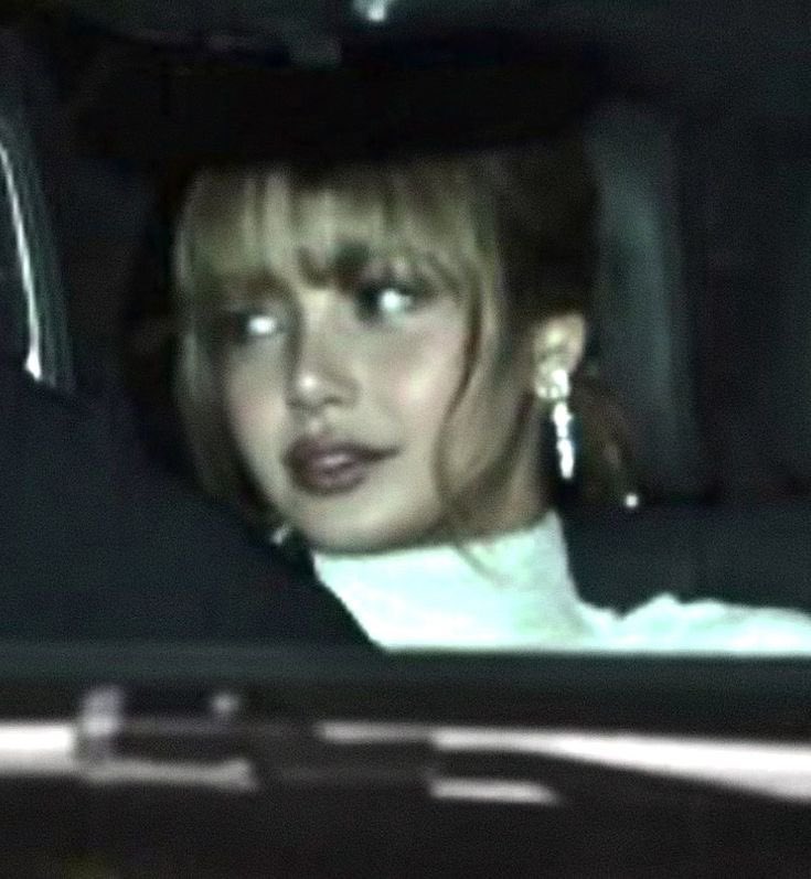 wokeupfutw's tweet photo. photos 144p but you are lisa https://t.co/Y86tacreLF