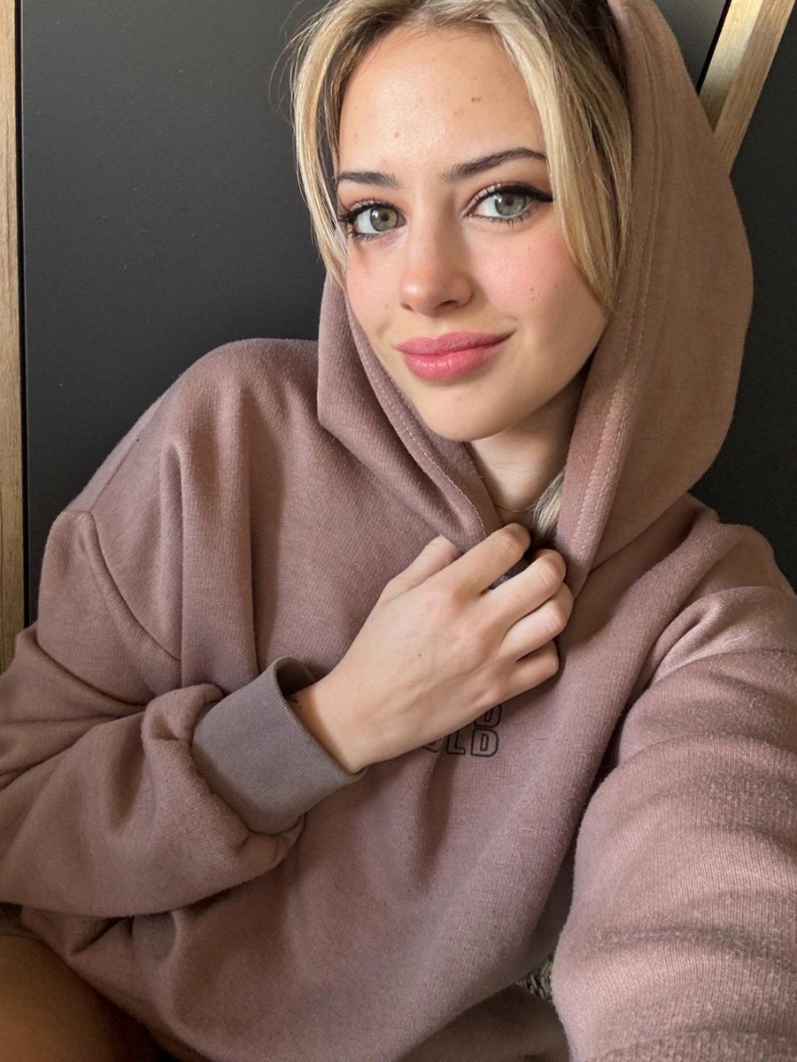 Chaay6's tweet photo. ur angel just woke up https://t.co/KZOauRayur