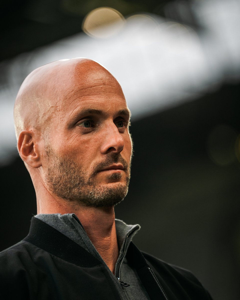 VfL_Wolfsburg's tweet image. Der VfL Wolfsburg hat sich von seinem Cheftrainer Paul Simonis getrennt. Der 40-Jährige wurde am Sonntagabend mit sofortiger Wirkung freigestellt. Mit Simonis verlassen auch die Co-Trainer Peter van der Veen, Tristan Berghuis und Martin Darneviel den Klub. Bei den Wölfen…