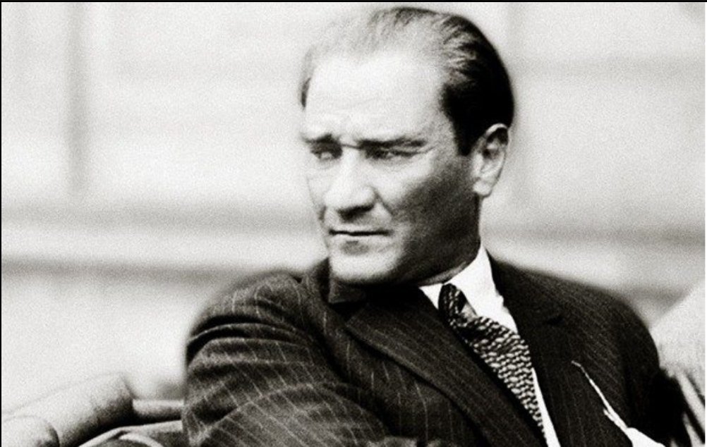 Devrimci ilerici yakışıklı Atam.