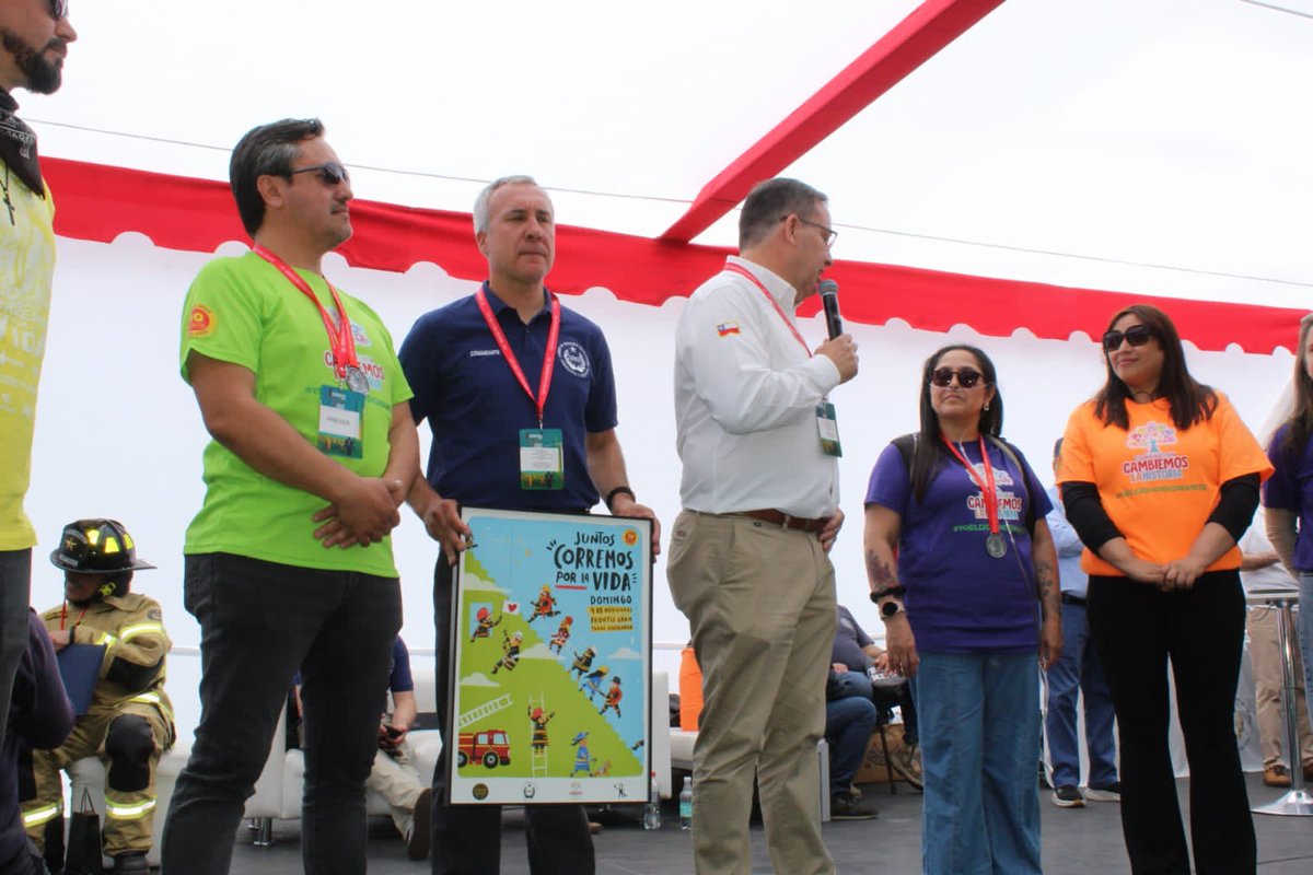 Super_CBS_Chile's tweet image. #CorremosPorLaVida 2025
Oficiales Generales CBS en el Sky Costanera, encabezados por el Superintendente del Cuerpo de Bomberos de Santiago, Gabriel Huerta Torres y el el 2° Cdte Juan Pablo Slako Guajardo.